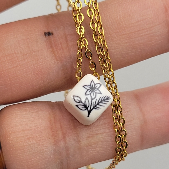 Gold Floral Ceramic Pendant Necklace 18" - Picture 9 of 11